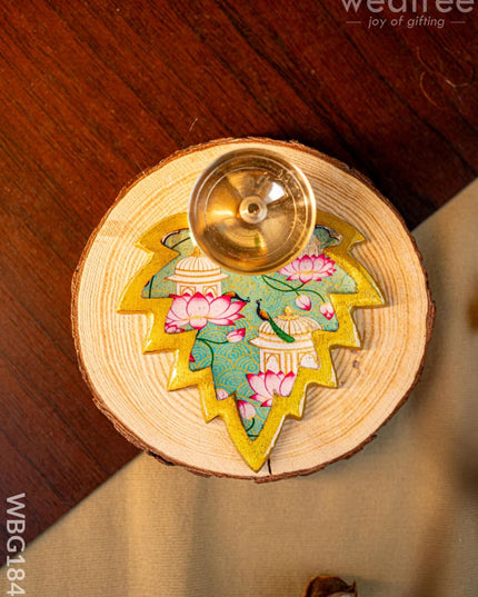 Brass Diya with Leaf - WBG1842 - Brass Diya RG