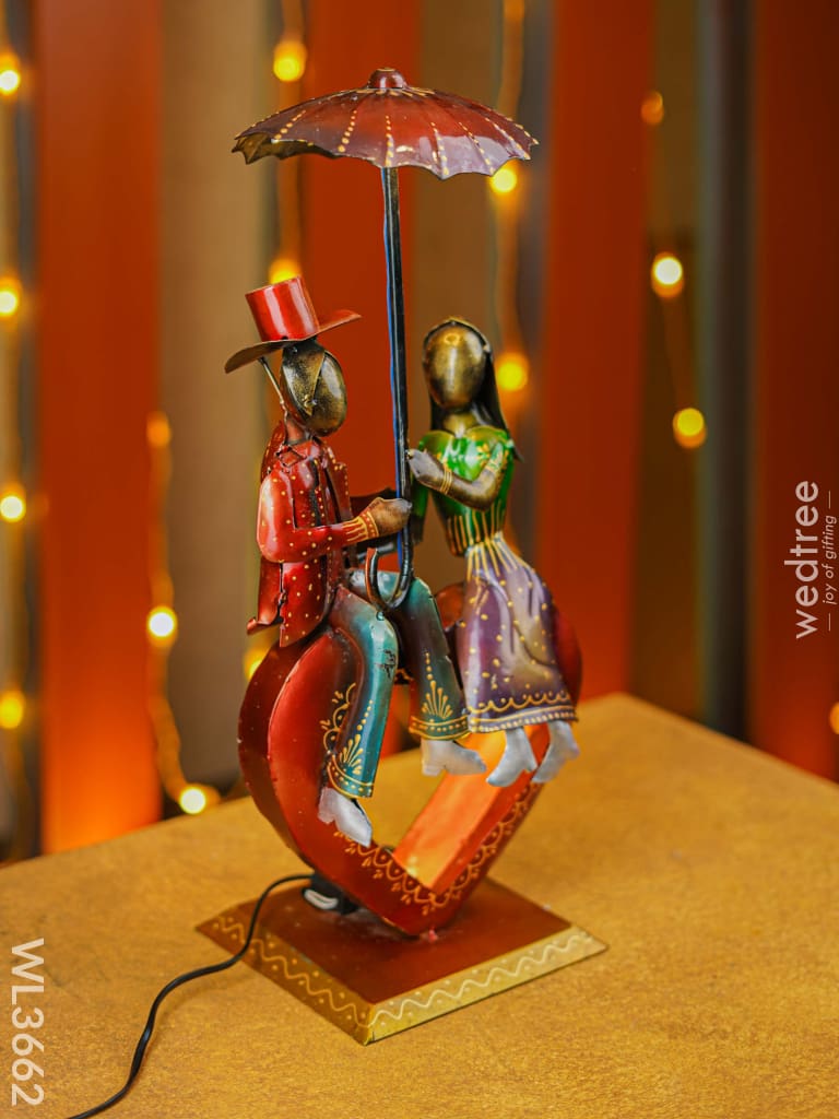 Handpainted Couple In Umbrella - Wl3662 Metal Decor Showpiece