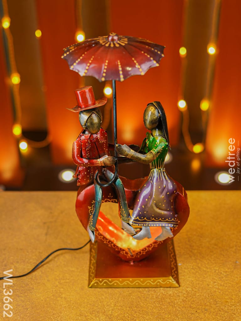 Handpainted Couple In Umbrella - Wl3662 Metal Decor Showpiece