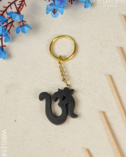 Karungali Om Keychain - Wbg1581 Keychains & Sockets