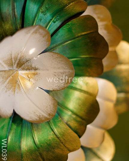 Marigold Flower (Green And White) - Distress Finish Wl0391 Metal Decor Hanging