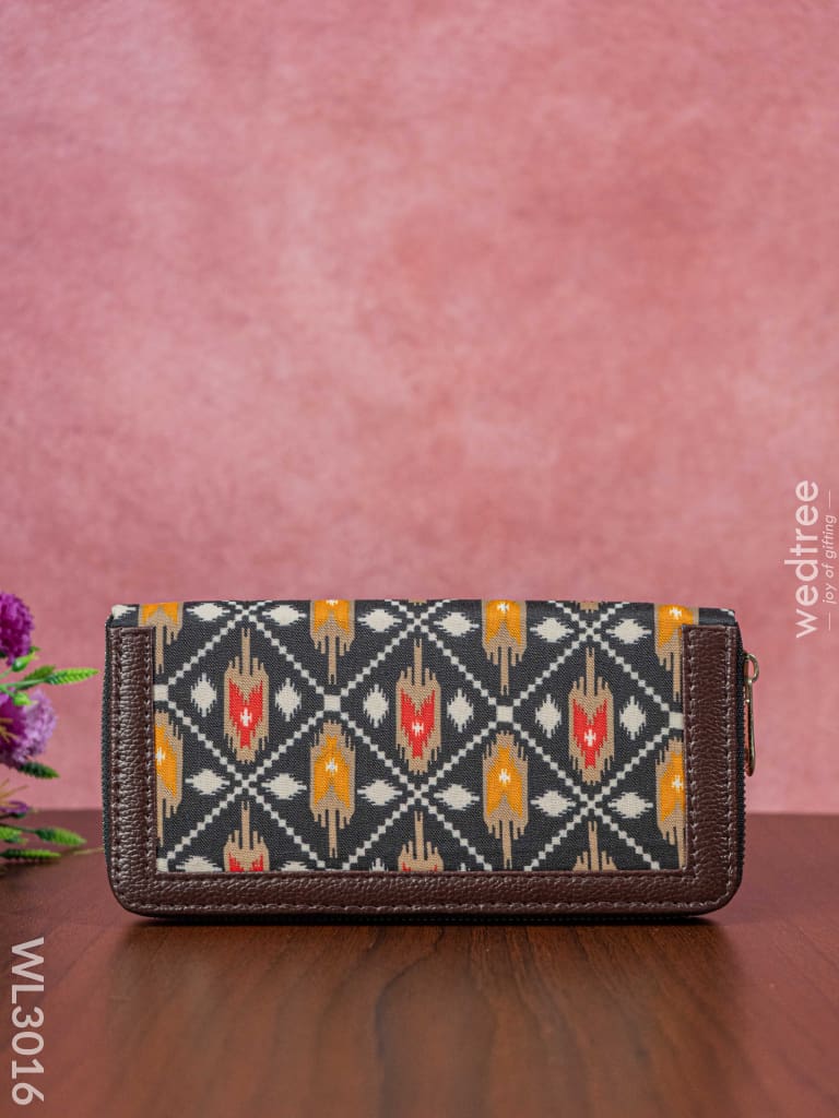 Printed Fabric Clutch With Faux Leather Handle - Wl3016 Clutches And Purses