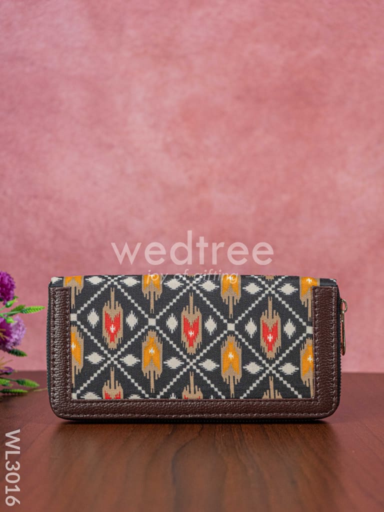 Printed Fabric Clutch With Faux Leather Handle - Wl3016 Clutches And Purses