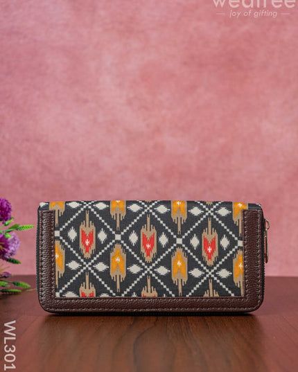 Printed Fabric Clutch With Faux Leather Handle - Wl3016 Clutches And Purses