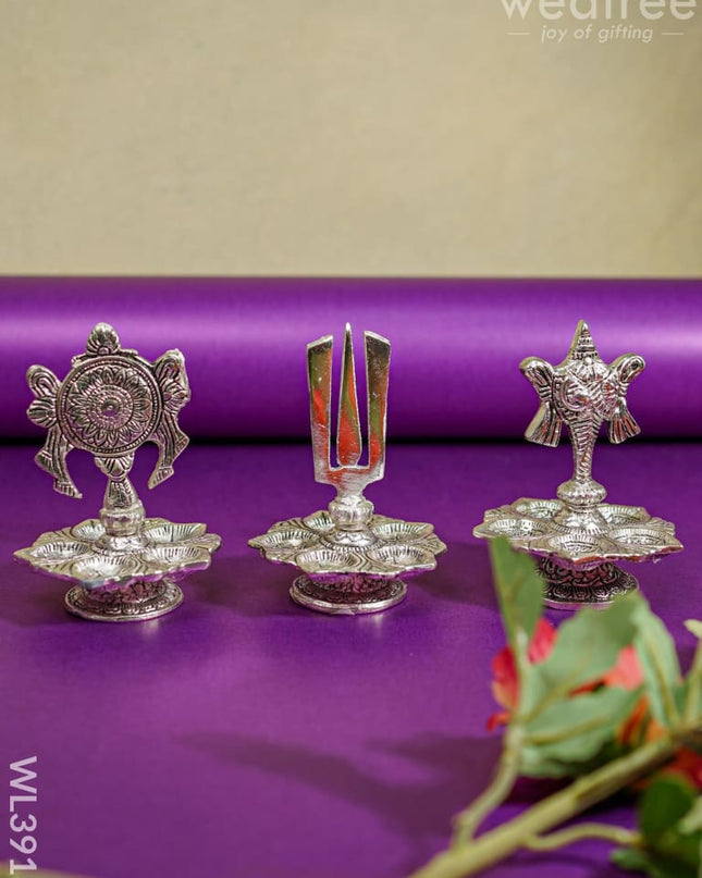 White Metal Shanku Chakra Diya - Wl3918