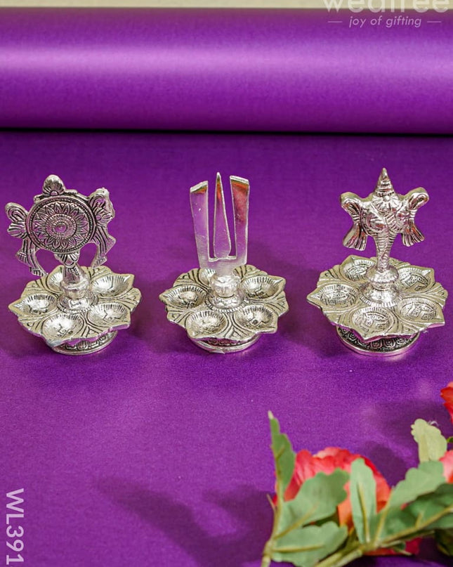 White Metal Shanku Chakra Diya - Wl3918