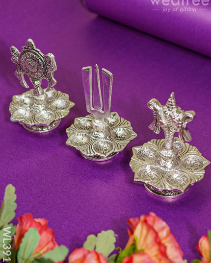 White Metal Shanku Chakra Diya - Wl3918