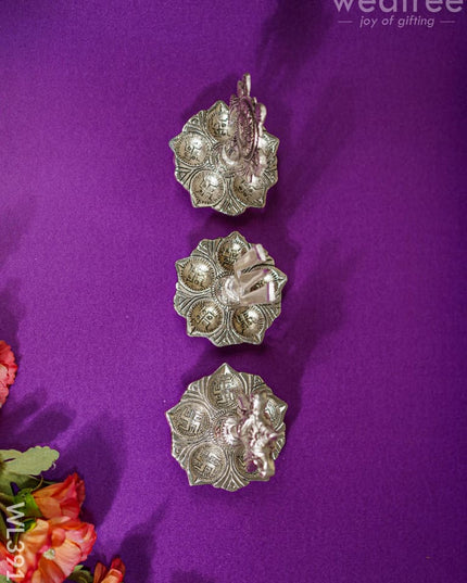 White Metal Shanku Chakra Diya - Wl3918